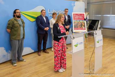 Uczestnicy konferencji prasowej dotyczącej V Lubuskiego Festiwalu Otwartych Piwnic i Winnic w Zielonej Górze. Na zdjęciu wicemarszałkowie woj. lubuskiego Sebastian Ciemnoczołowski i Grzegorz Potęga, a także przedstawiciele lubuskich winnic: Kinga Kowalewska-Koziarska z Winnicy Kinga, Katarzyna Żelazny z Winnicy Żelazny oraz Bartłomiej Gruszka z Fundacji Tłocznia.
