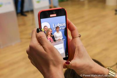 Uczestnicy konferencji prasowej dotyczącej V Lubuskiego Festiwalu Otwartych Piwnic i Winnic w Zielonej Górze. 
