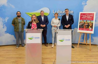 Uczestnicy konferencji prasowej dotyczącej V Lubuskiego Festiwalu Otwartych Piwnic i Winnic w Zielonej Górze. Na zdjęciu wicemarszałkowie woj. lubuskiego Sebastian Ciemnoczołowski i Grzegorz Potęga, a także przedstawiciele lubuskich winnic: Kinga Kowalewska-Koziarska z Winnicy Kinga, Katarzyna Żelazny z Winnicy Żelazny oraz Bartłomiej Gruszka z Fundacji Tłocznia.
