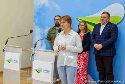 Uczestnicy konferencji prasowej dotyczącej V Lubuskiego Festiwalu Otwartych Piwnic i Winnic w Zielonej Górze. 
