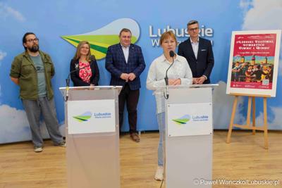 Uczestnicy konferencji prasowej dotyczącej V Lubuskiego Festiwalu Otwartych Piwnic i Winnic w Zielonej Górze. Na zdjęciu wicemarszałkowie woj. lubuskiego Sebastian Ciemnoczołowski i Grzegorz Potęga, a także przedstawiciele lubuskich winnic: Kinga Kowalewska-Koziarska z Winnicy Kinga, Katarzyna Żelazny z Winnicy Żelazny oraz Bartłomiej Gruszka z Fundacji Tłocznia.
