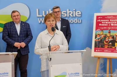 Uczestnicy konferencji prasowej dotyczącej V Lubuskiego Festiwalu Otwartych Piwnic i Winnic w Zielonej Górze. 

