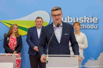 Wicemarszałek woj. lubuskiego Sebastian Ciemnoczołowski przemawia podczas konferencji prasowej dotyczącej V Lubuskiego Festiwalu Otwartych Piwnic i Winnic w Zielonej Górze