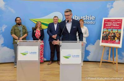 Wicemarszałek woj. lubuskiego Sebastian Ciemnoczołowski przemawia podczas konferencji prasowej dotyczącej V Lubuskiego Festiwalu Otwartych Piwnic i Winnic w Zielonej Górze