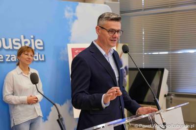 Wicemarszałek woj. lubuskiego Sebastian Ciemnoczołowski przemawia podczas konferencji prasowej dotyczącej V Lubuskiego Festiwalu Otwartych Piwnic i Winnic w Zielonej Górze