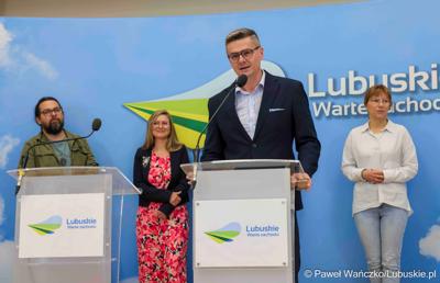 Wicemarszałek woj. lubuskiego Sebastian Ciemnoczołowski przemawia podczas konferencji prasowej dotyczącej V Lubuskiego Festiwalu Otwartych Piwnic i Winnic w Zielonej Górze