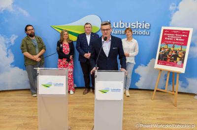 Wicemarszałek woj. lubuskiego Sebastian Ciemnoczołowski przemawia podczas konferencji prasowej dotyczącej V Lubuskiego Festiwalu Otwartych Piwnic i Winnic w Zielonej Górze