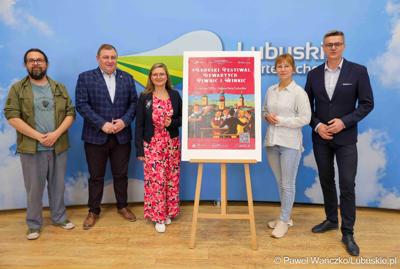 Uczestnicy konferencji prasowej dotyczącej V Lubuskiego Festiwalu Otwartych Piwnic i Winnic w Zielonej Górze. Na zdjęciu wicemarszałkowie woj. lubuskiego Sebastian Ciemnoczołowski i Grzegorz Potęga, a także przedstawiciele lubuskich winnic: Kinga Kowalewska-Koziarska z Winnicy Kinga, Katarzyna Żelazny z Winnicy Żelazny oraz Bartłomiej Gruszka z Fundacji Tłocznia.
