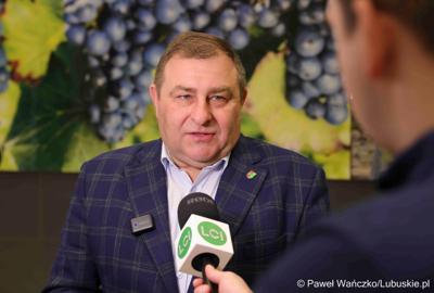 Wicemarszałek woj. lubuskiego Grzegorz Potęga udziela wywiadu mediom