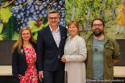 Uczestnicy konferencji prasowej dotyczącej V Lubuskiego Festiwalu Otwartych Piwnic i Winnic w Zielonej Górze. Na zdjęciu wicemarszałek woj. lubuskiego Sebastian Ciemnoczołowski (drugi z lewej), a także przedstawiciele lubuskich winnic: Kinga Kowalewska-Koziarska (z lewej) z Winnicy Kinga, Katarzyna Żelazny z Winnicy Żelazny oraz Bartłomiej Gruszka z Fundacji Tłocznia.
