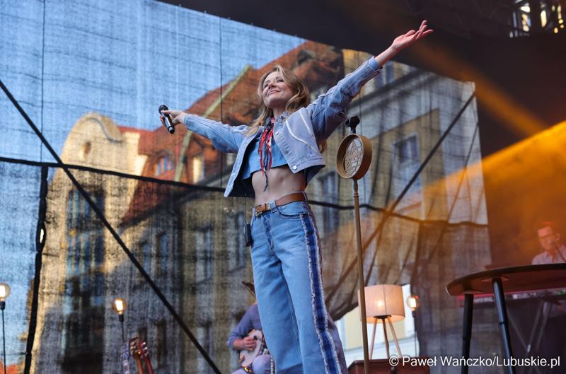 Koncert Ani Karwan podczas otwarcia V Festiwalu Otwartych Piwnic i Winnic w Zielonej Górze