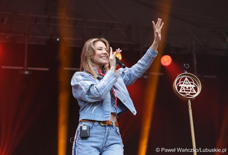 Koncert Ani Karwan podczas otwarcia V Festiwalu Otwartych Piwnic i Winnic w Zielonej Górze