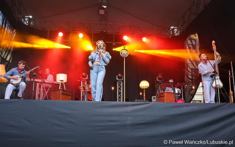 Koncert Ani Karwan podczas otwarcia V Festiwalu Otwartych Piwnic i Winnic w Zielonej Górze