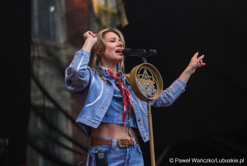 Koncert Ani Karwan podczas otwarcia V Festiwalu Otwartych Piwnic i Winnic w Zielonej Górze