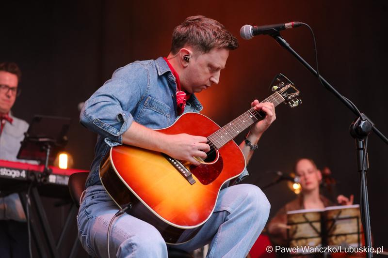 Koncert Ani Karwan podczas otwarcia V Festiwalu Otwartych Piwnic i Winnic w Zielonej Górze