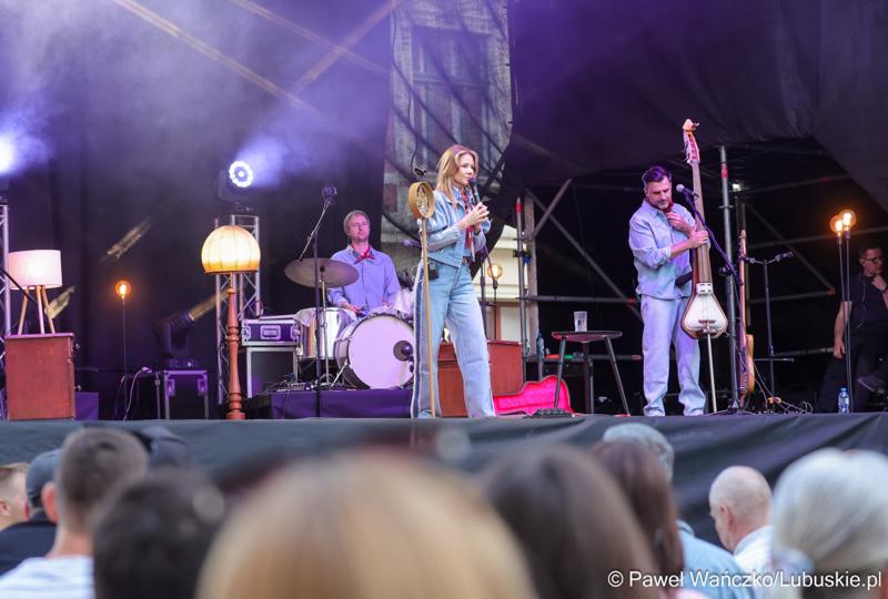 Koncert Ani Karwan podczas otwarcia V Festiwalu Otwartych Piwnic i Winnic w Zielonej Górze