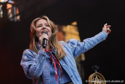 Koncert Ani Karwan podczas otwarcia V Festiwalu Otwartych Piwnic i Winnic w Zielonej Górze