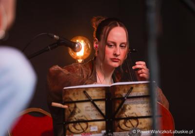 Koncert Ani Karwan podczas otwarcia V Festiwalu Otwartych Piwnic i Winnic w Zielonej Górze