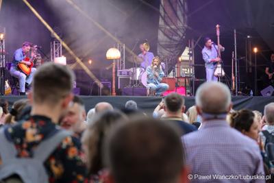 Koncert Ani Karwan podczas otwarcia V Festiwalu Otwartych Piwnic i Winnic w Zielonej Górze