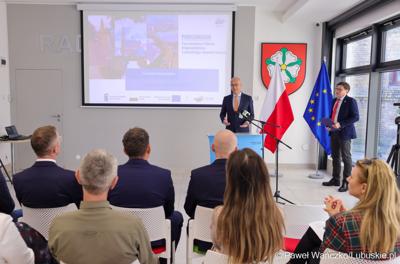 5 maja 2025 r. w Dobiegniewie podpisano porozumienie z samorządami tworzącymi Partnerstwo Północ Województwa Lubuskiego Zawsze Razem
