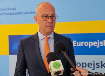 Marszałek Województwa Lubuskiego Marcin Jabłoński udziela wywiadu mediom