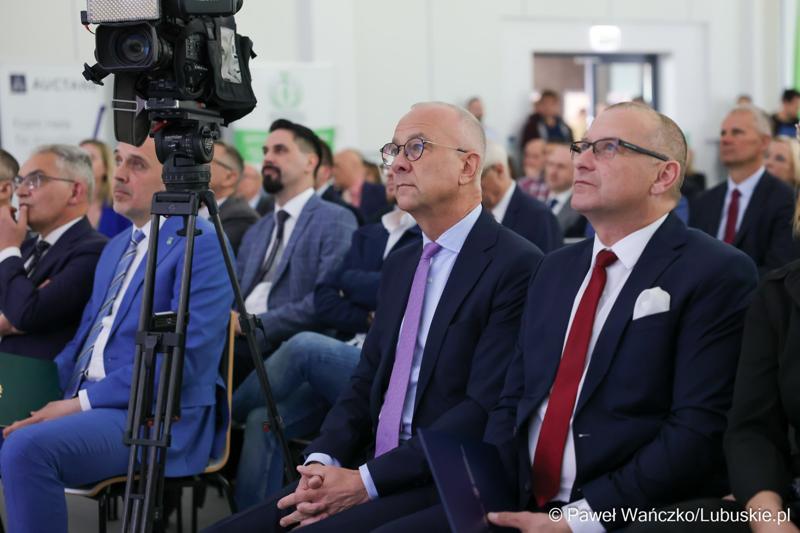 6 maja 2025 r. w Parku Technologii Kosmicznych w Zielonej Górze-Nowym Kisielinie został powołany do życia Zielonogórski Integrator Biznesowy – platforma współpracy między miastem a przedsiębiorcami i środowiskiem naukowym.