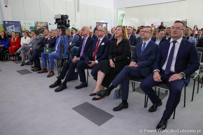 6 maja 2025 r. w Parku Technologii Kosmicznych w Zielonej Górze-Nowym Kisielinie został powołany do życia Zielonogórski Integrator Biznesowy – platforma współpracy między miastem a przedsiębiorcami i środowiskiem naukowym.
