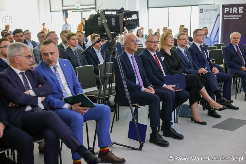 6 maja 2025 r. w Parku Technologii Kosmicznych w Zielonej Górze-Nowym Kisielinie został powołany do życia Zielonogórski Integrator Biznesowy – platforma współpracy między miastem a przedsiębiorcami i środowiskiem naukowym.