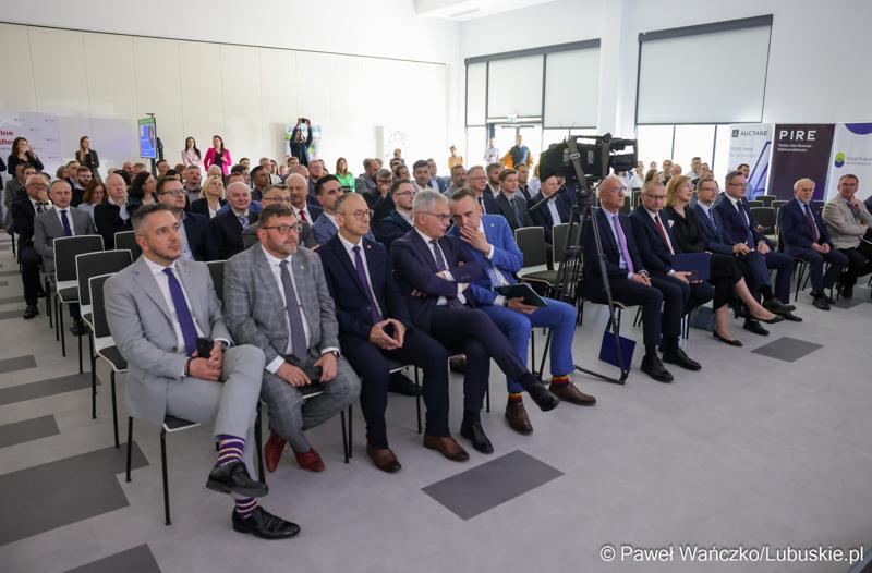 6 maja 2025 r. w Parku Technologii Kosmicznych w Zielonej Górze-Nowym Kisielinie został powołany do życia Zielonogórski Integrator Biznesowy – platforma współpracy między miastem a przedsiębiorcami i środowiskiem naukowym.