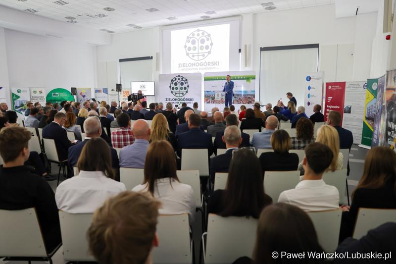 6 maja 2025 r. w Parku Technologii Kosmicznych w Zielonej Górze-Nowym Kisielinie został powołany do życia Zielonogórski Integrator Biznesowy – platforma współpracy między miastem a przedsiębiorcami i środowiskiem naukowym.