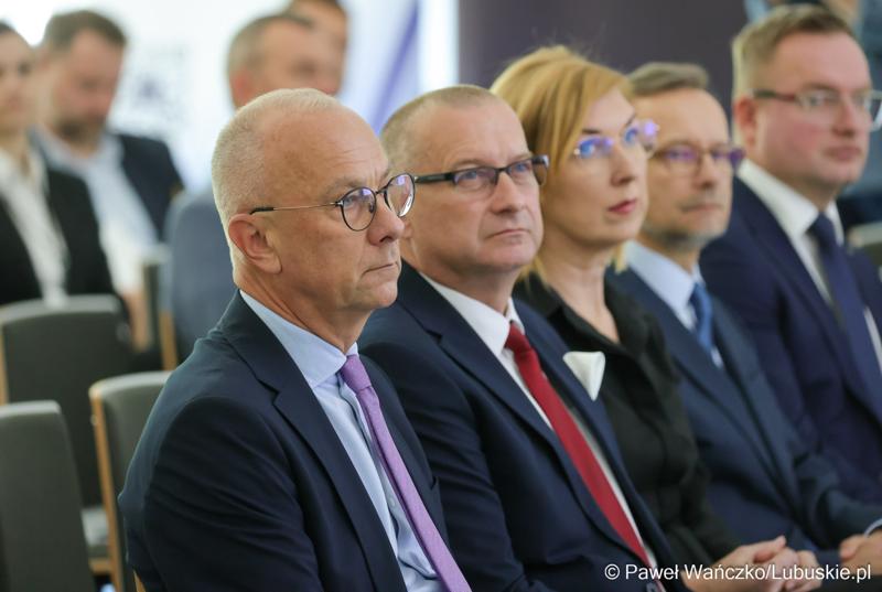 6 maja 2025 r. w Parku Technologii Kosmicznych w Zielonej Górze-Nowym Kisielinie został powołany do życia Zielonogórski Integrator Biznesowy – platforma współpracy między miastem a przedsiębiorcami i środowiskiem naukowym.