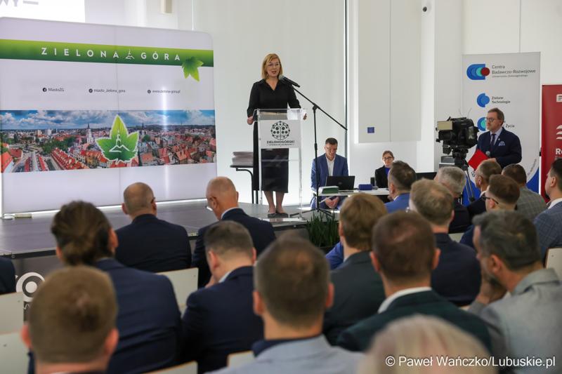6 maja 2025 r. w Parku Technologii Kosmicznych w Zielonej Górze-Nowym Kisielinie został powołany do życia Zielonogórski Integrator Biznesowy – platforma współpracy między miastem a przedsiębiorcami i środowiskiem naukowym.