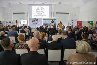 6 maja 2025 r. w Parku Technologii Kosmicznych w Zielonej Górze-Nowym Kisielinie został powołany do życia Zielonogórski Integrator Biznesowy – platforma współpracy między miastem a przedsiębiorcami i środowiskiem naukowym.
