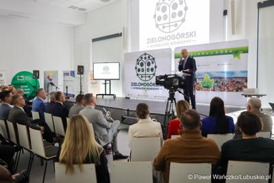 6 maja 2025 r. w Parku Technologii Kosmicznych w Zielonej Górze-Nowym Kisielinie został powołany do życia Zielonogórski Integrator Biznesowy – platforma współpracy między miastem a przedsiębiorcami i środowiskiem naukowym.
