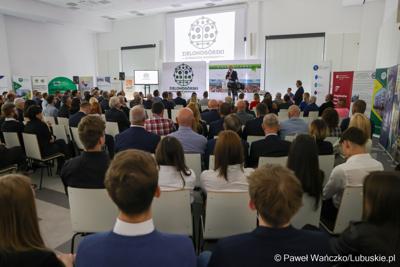 6 maja 2025 r. w Parku Technologii Kosmicznych w Zielonej Górze-Nowym Kisielinie został powołany do życia Zielonogórski Integrator Biznesowy – platforma współpracy między miastem a przedsiębiorcami i środowiskiem naukowym.
