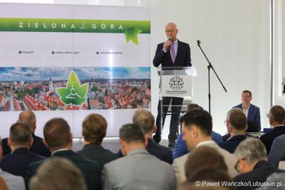 6 maja 2025 r. w Parku Technologii Kosmicznych w Zielonej Górze-Nowym Kisielinie został powołany do życia Zielonogórski Integrator Biznesowy – platforma współpracy między miastem a przedsiębiorcami i środowiskiem naukowym.

