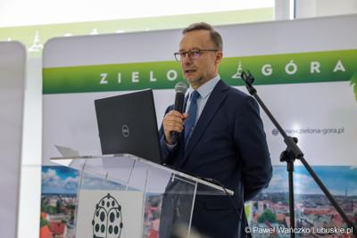 6 maja 2025 r. w Parku Technologii Kosmicznych w Zielonej Górze-Nowym Kisielinie został powołany do życia Zielonogórski Integrator Biznesowy – platforma współpracy między miastem a przedsiębiorcami i środowiskiem naukowym.
