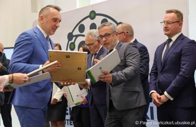 6 maja 2025 r. w Parku Technologii Kosmicznych w Zielonej Górze-Nowym Kisielinie został powołany do życia Zielonogórski Integrator Biznesowy – platforma współpracy między miastem a przedsiębiorcami i środowiskiem naukowym.
