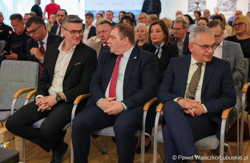 7 maja 2025 r., rok po objęciu stanowiska prezydenta Zielonej Góry, Marcin Pabierowski przedstawił informacje nt. realizacji planów związanych z miastem. W wydarzeniu uczestniczyli wicemarszałkowie województwa – Sebastian Ciemnoczołowski i Grzegorz Potęga.