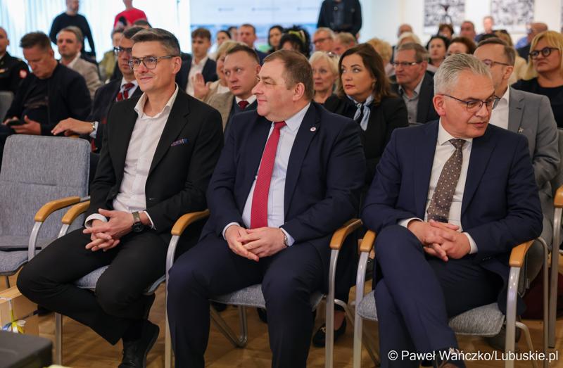 7 maja 2025 r., rok po objęciu stanowiska prezydenta Zielonej Góry, Marcin Pabierowski przedstawił informacje nt. realizacji planów związanych z miastem. W wydarzeniu uczestniczyli wicemarszałkowie województwa – Sebastian Ciemnoczołowski i Grzegorz Potęga.