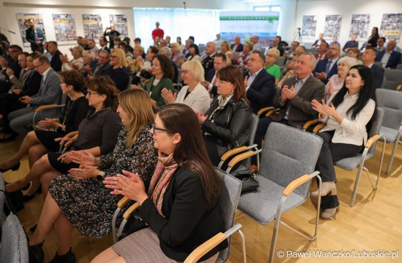 7 maja 2025 r., rok po objęciu stanowiska prezydenta Zielonej Góry, Marcin Pabierowski przedstawił informacje nt. realizacji planów związanych z miastem. W wydarzeniu uczestniczyli wicemarszałkowie województwa – Sebastian Ciemnoczołowski i Grzegorz Potęga.