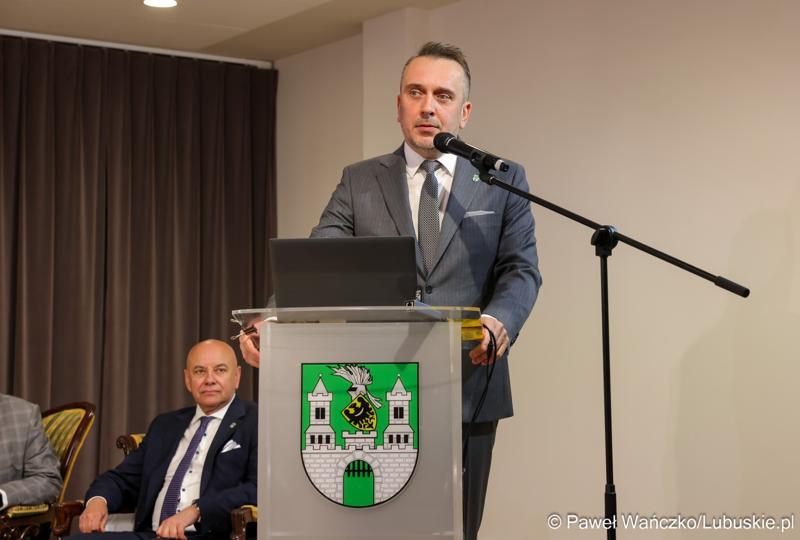 7 maja 2025 r., rok po objęciu stanowiska prezydenta Zielonej Góry, Marcin Pabierowski przedstawił informacje nt. realizacji planów związanych z miastem. W wydarzeniu uczestniczyli wicemarszałkowie województwa – Sebastian Ciemnoczołowski i Grzegorz Potęga.