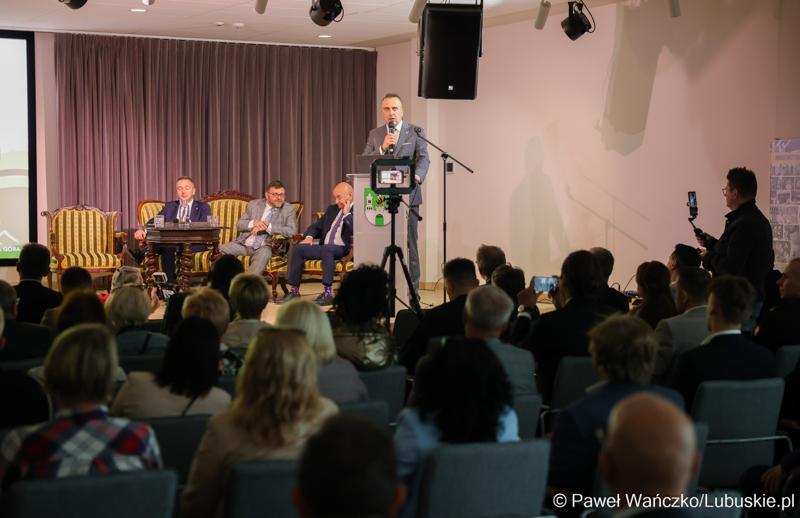 7 maja 2025 r., rok po objęciu stanowiska prezydenta Zielonej Góry, Marcin Pabierowski przedstawił informacje nt. realizacji planów związanych z miastem. W wydarzeniu uczestniczyli wicemarszałkowie województwa – Sebastian Ciemnoczołowski i Grzegorz Potęga.