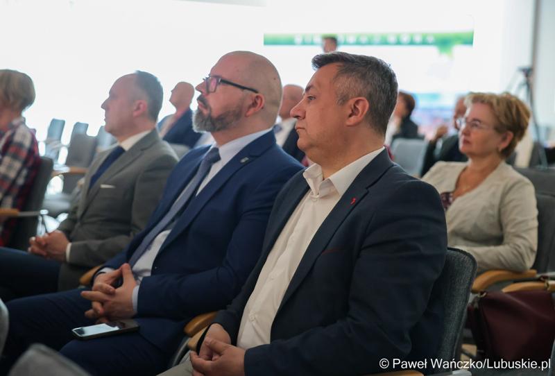 7 maja 2025 r., rok po objęciu stanowiska prezydenta Zielonej Góry, Marcin Pabierowski przedstawił informacje nt. realizacji planów związanych z miastem. W wydarzeniu uczestniczyli wicemarszałkowie województwa – Sebastian Ciemnoczołowski i Grzegorz Potęga.