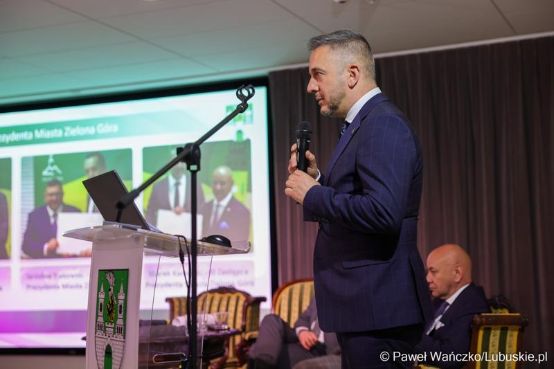 7 maja 2025 r., rok po objęciu stanowiska prezydenta Zielonej Góry, Marcin Pabierowski przedstawił informacje nt. realizacji planów związanych z miastem. W wydarzeniu uczestniczyli wicemarszałkowie województwa – Sebastian Ciemnoczołowski i Grzegorz Potęga.