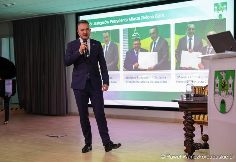 7 maja 2025 r., rok po objęciu stanowiska prezydenta Zielonej Góry, Marcin Pabierowski przedstawił informacje nt. realizacji planów związanych z miastem. W wydarzeniu uczestniczyli wicemarszałkowie województwa – Sebastian Ciemnoczołowski i Grzegorz Potęga.