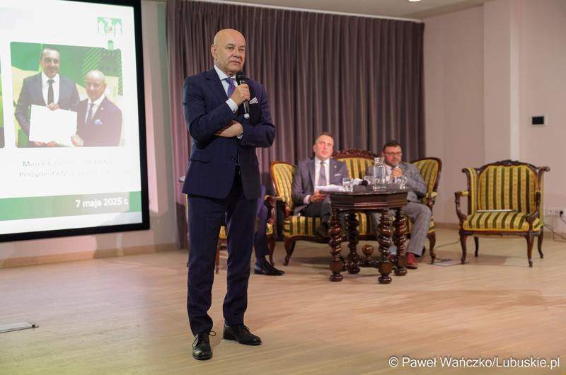 7 maja 2025 r., rok po objęciu stanowiska prezydenta Zielonej Góry, Marcin Pabierowski przedstawił informacje nt. realizacji planów związanych z miastem. W wydarzeniu uczestniczyli wicemarszałkowie województwa – Sebastian Ciemnoczołowski i Grzegorz Potęga.