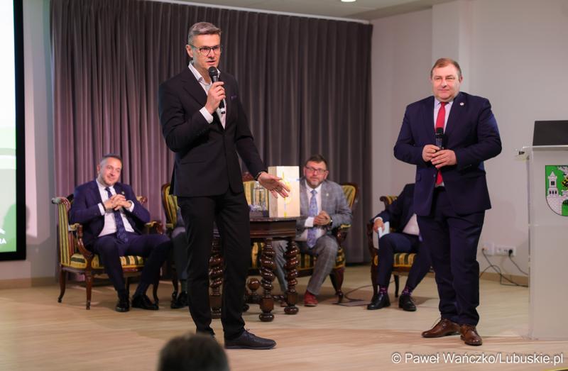7 maja 2025 r., rok po objęciu stanowiska prezydenta Zielonej Góry, Marcin Pabierowski przedstawił informacje nt. realizacji planów związanych z miastem. W wydarzeniu uczestniczyli wicemarszałkowie województwa – Sebastian Ciemnoczołowski i Grzegorz Potęga.