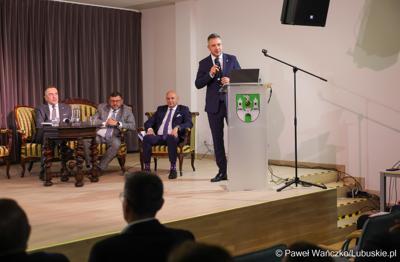 7 maja 2025 r., rok po objęciu stanowiska prezydenta Zielonej Góry, Marcin Pabierowski przedstawił informacje nt. realizacji planów związanych z miastem. W wydarzeniu uczestniczyli wicemarszałkowie województwa – Sebastian Ciemnoczołowski i Grzegorz Potęga.
