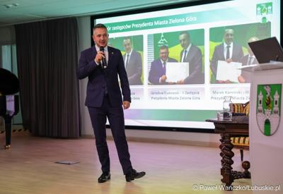 7 maja 2025 r., rok po objęciu stanowiska prezydenta Zielonej Góry, Marcin Pabierowski przedstawił informacje nt. realizacji planów związanych z miastem. W wydarzeniu uczestniczyli wicemarszałkowie województwa – Sebastian Ciemnoczołowski i Grzegorz Potęga.
